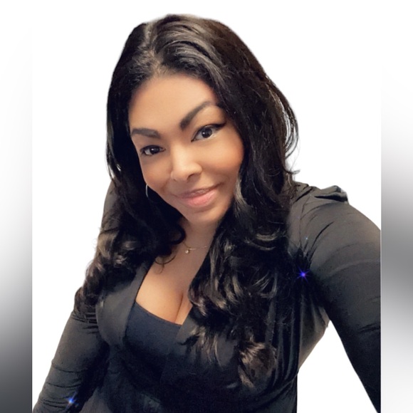 Meet your Posher, CJ💃🏽 - Picture 2 of 4